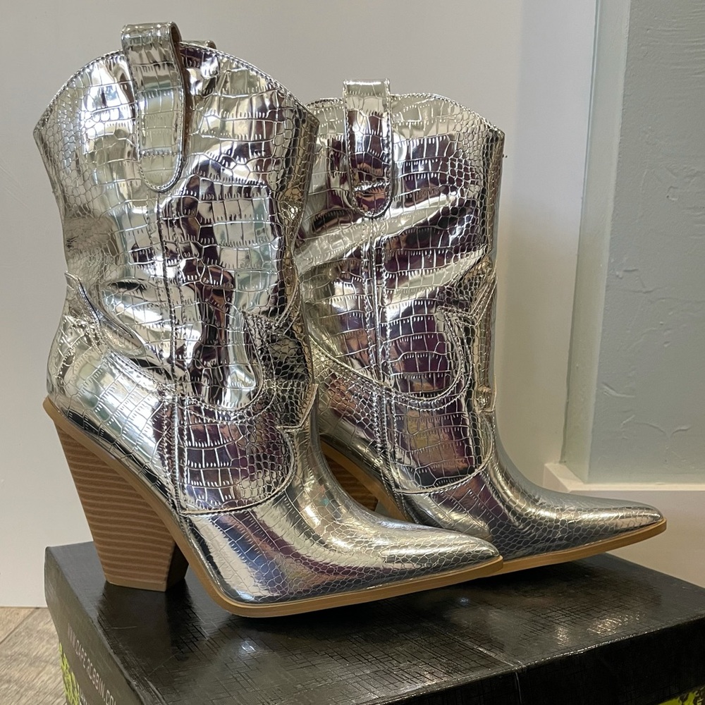Women’s Cape Robbin Silver boots size 9